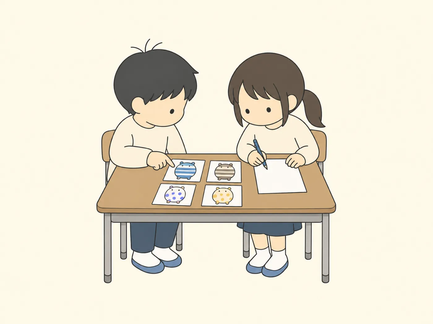 2人の子どもがカードを見比べ、1人が模様を指さし、もう1人がメモしている