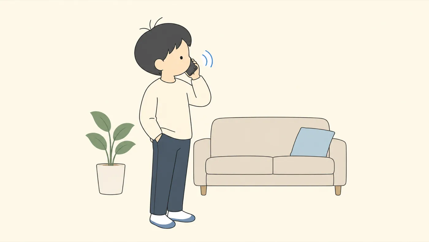 リビングでスマートフォンを耳に当て、少し首をかしげて考えている高校生